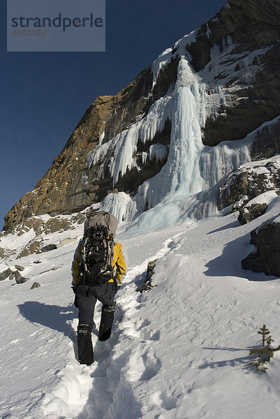 Rucksack  Tag  gehen  Eis  Wasserfall  Sonnenlicht  Klettern  Rocky Mountains  kanadisch