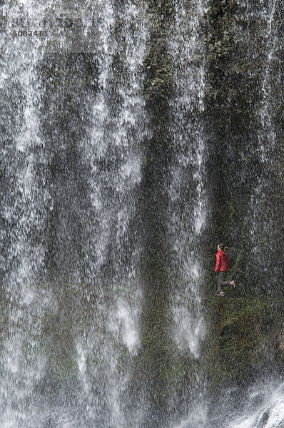Vereinigte Staaten von Amerika  USA  hinter  Frau  folgen  rennen  Wasserfall  Oregon