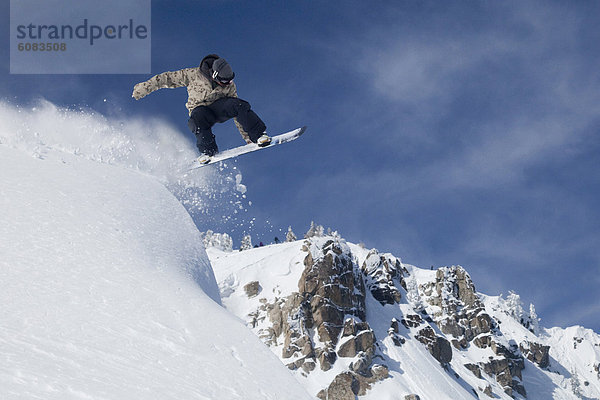 Berg  Snowboardfahrer  Frische  Himmel  Hintergrund  blau  Pulverschnee  Gesichtspuder  Start  Schnee