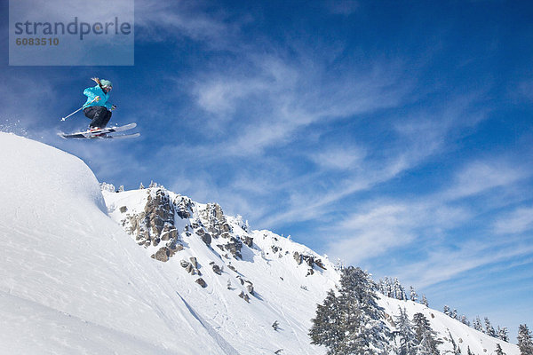 Berg  Skifahrer  Frische  Himmel  Hintergrund  blau  Pulverschnee  Gesichtspuder  Start  Schnee