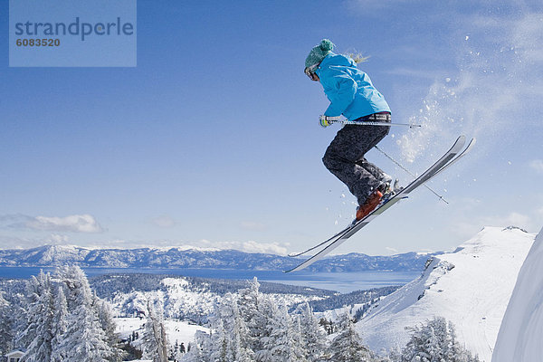 Berg  Skifahrer  Frische  Himmel  Hintergrund  blau  Pulverschnee  Gesichtspuder  Start  Schnee