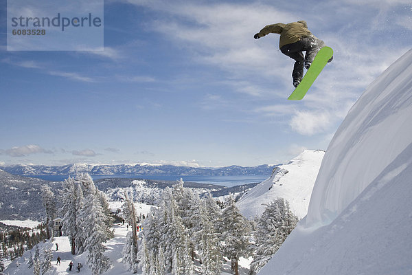 Berg  Snowboardfahrer  Frische  Himmel  Hintergrund  blau  Pulverschnee  Gesichtspuder  Start  Schnee