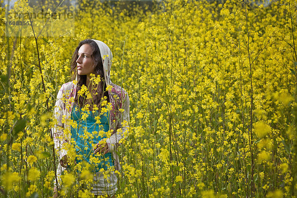 entfernt  stehend  Frau  sehen  Blume  gelb  Feld  jung  Kleidung  Kapuze