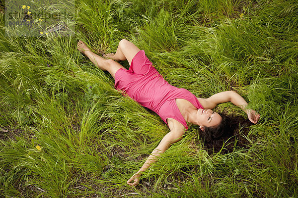 liegend  liegen  liegt  liegendes  liegender  liegende  daliegen  Frau  Fröhlichkeit  Frische  Feld  jung  Gras  Kleid