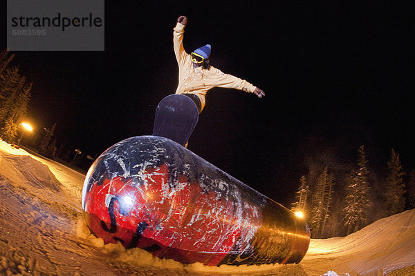 einsteigen  Snowboardfahrer  Nacht  fahren  Ansicht  unterhalb