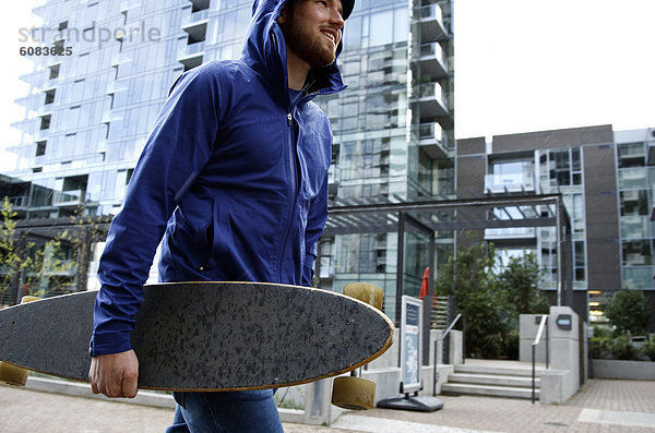 Mann  gehen  unterhalb  Großstadt  Regen  Skateboard