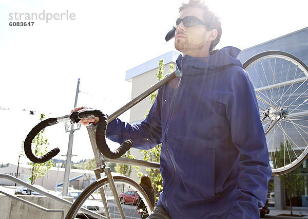 Mann  tragen  Großstadt  jung  Sonnenenergie  Fahrrad  Rad  Schlaghose