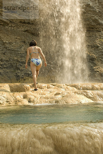 zwischen  inmitten  mitten  Frau  gehen  Bikini  Wärme  Wasserfall