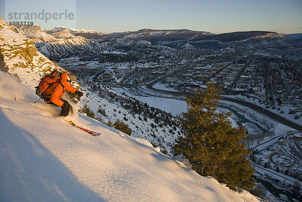 Jugendlicher  Junge - Person  über  Sonnenaufgang  Schnee  Stadt  Skisport  Colorado  Durango  Hang