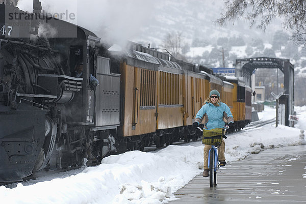 Frau  Winter  radfahren  Weg  Wasserdampf  Colorado  Durango  Zug