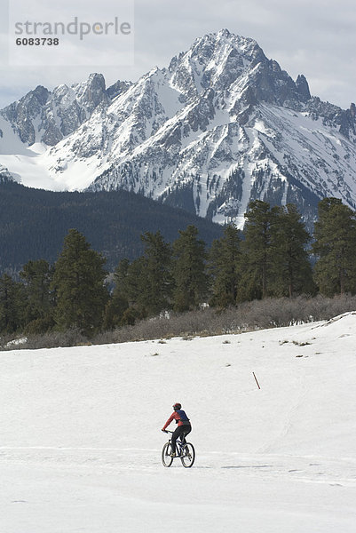 Frau  Berg  fahren  rauh  unterhalb  Colorado  Schnee