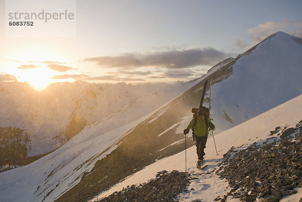 hoch  oben  Mann  Sonnenuntergang  Skisport  unbewohnte  entlegene Gegend  Colorado  San Juan National Forest  Silverton