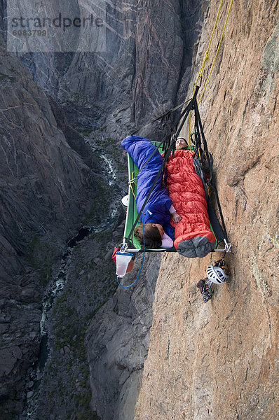 Felsbrocken  Hochformat  Frau  Mann  schlafen  klettern  Colorado