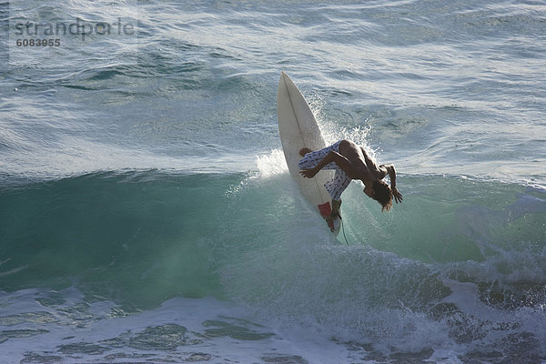 Mann  jung  Hawaii  Oahu  Wellenreiten  surfen