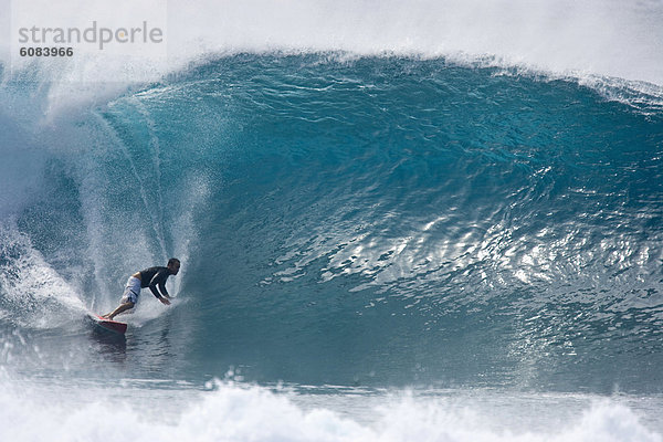 Mann  groß  großes  großer  große  großen  jung  Hawaii  North Shore  Oahu  Pipeline  Wellenreiten  surfen  Wasserwelle  Welle