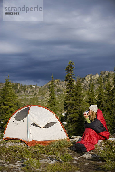 Rucksack  nahe  Frau  Tasche  schlafen  camping  Zelt  trinken  Kaffee  Erwachsener