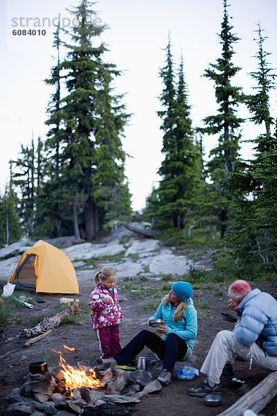 Lagerfeuer  nahe  Frau  Entspannung  Abend  klein  camping  2  Mädchen  Erwachsener