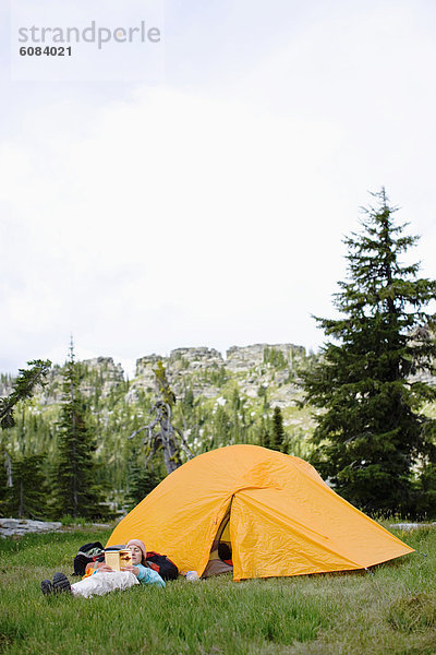 Frau  Entspannung  Landschaftlich schön  landschaftlich reizvoll  camping  Zelt  Zimmer  Erwachsener