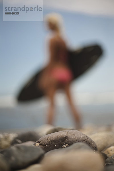 stehend  einsteigen  Felsen  Fokus  Strand  Bikini  rot  Kleidung  auswählen  Mädchen  Brandung