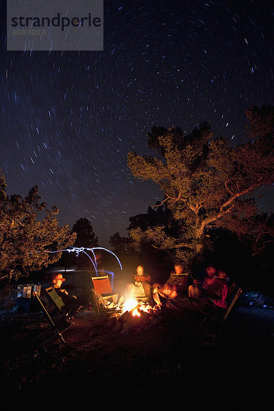 Lagerfeuer  sitzend  sternförmig  Freundschaft  Nacht  folgen  Utah