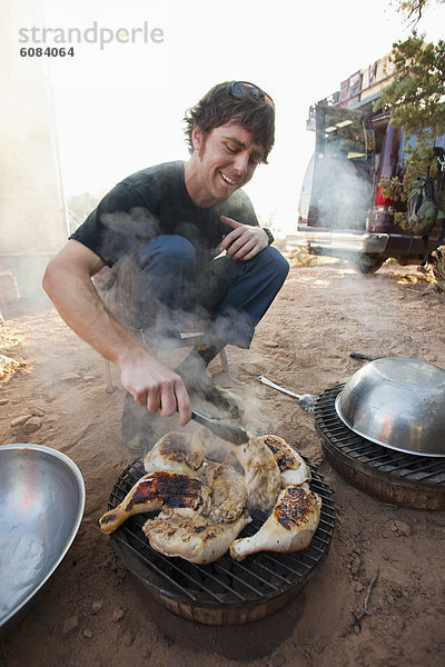 Außenaufnahme  kochen  Mann  Auto  über  camping  Huhn  Gallus gallus domesticus  jung  Kohle  Grill  freie Natur