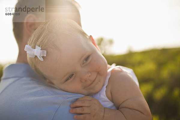 durchsichtig  transparent  transparente  transparentes  Tag  ruhen  lächeln  Menschlicher Vater  Mädchen  Baby  Kalifornien  Sonne