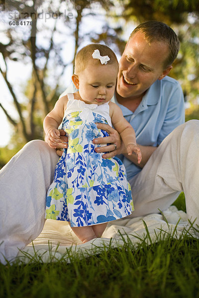 Außenaufnahme  sitzend  Tag  Menschlicher Vater  Decke  Picknick  Spiel  Sonnenlicht  Mädchen  Baby  Kalifornien