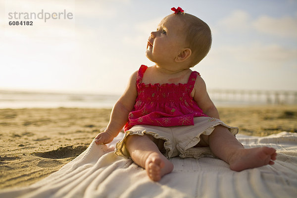 hoch  oben  sitzend  Tag  Strand  Decke  Himmel  Sand  rot  Sonnenlicht  Unterricht  Mädchen  Baby  Kalifornien  Haar