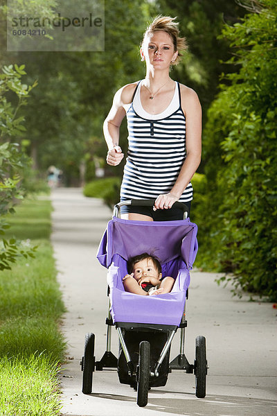 Frau  Fröhlichkeit  Weg  rennen  Athlet  Kinderwagen  joggen  jung  Vorort  Baby