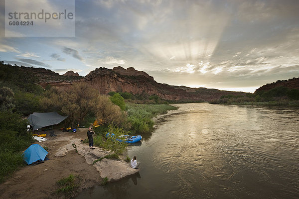 Mensch  Menschen  Menschengruppe  Menschengruppen  Gruppe  Gruppen  Sonnenuntergang  camping  Fluss  Colorado  Rafting