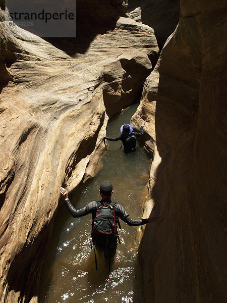 Wasser  Mensch  zwei Personen  Menschen  waten  wandern  2  Loch  Schlucht  Utah