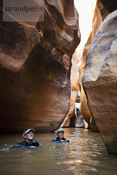 Frau  waten  2  Loch  Schlucht  tief  Utah