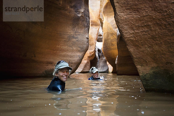 Frau  waten  2  Loch  Schlucht  tief  Utah