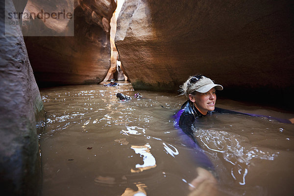 Korridor  Korridore  Flur  Flure  Biegung  Biegungen  Kurve  Kurven  gewölbt  Bogen  gebogen  Wasser  Frau  füllen  füllt  füllend  schwimmen  Loch  Schlucht  Utah