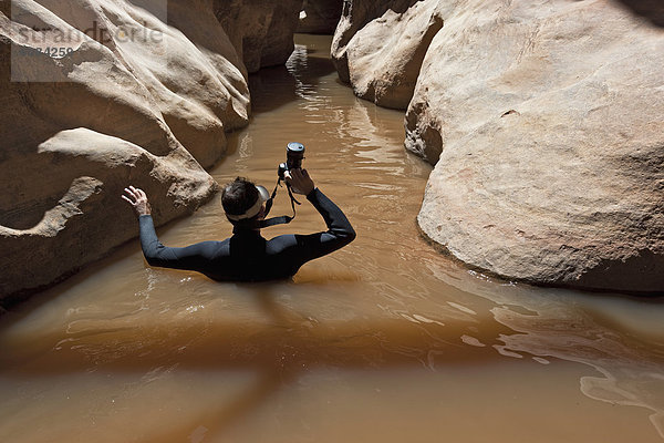 Wasser  Mann  halten  über  trocken  waten  Loch  Schlucht  Utah