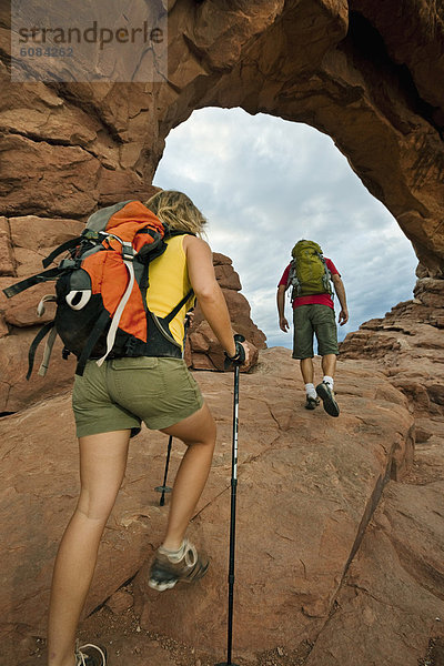 hoch  oben  Frau  Mann  Brücke  wandern  Utah