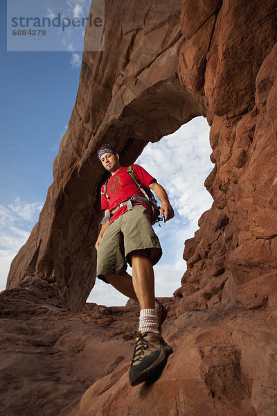 Mann  Brücke  wandern  unterhalb  Utah