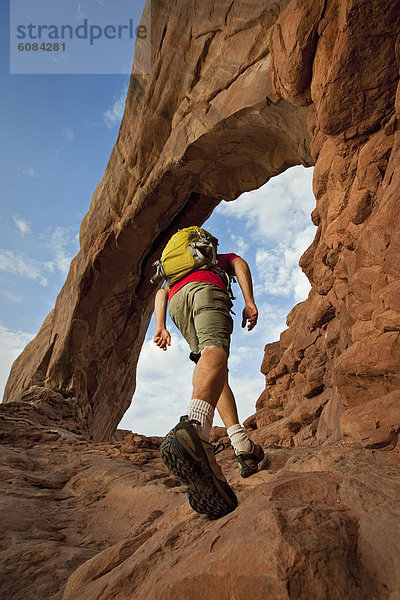 Mann  Brücke  wandern  unterhalb  Utah