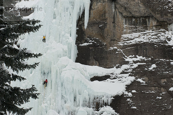 nahe  Mann  Eis  Wasserfall  2  klettern  Colorado  gefroren  Telluride