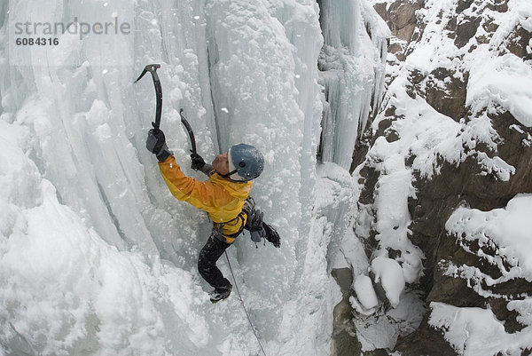 Mann  über  Eis  Ansicht  klettern  Colorado  Ouray