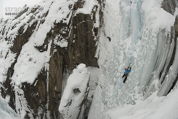 Eis Wasserfall Klettern gefroren