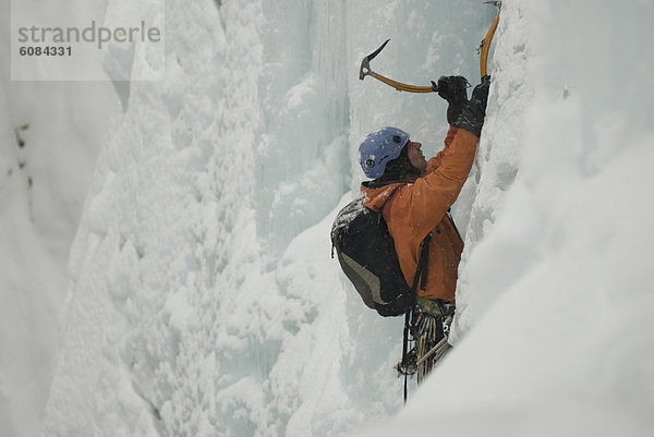 Rucksack  Mann  Eis  Wasserfall  jung  klettern  Colorado  gefroren