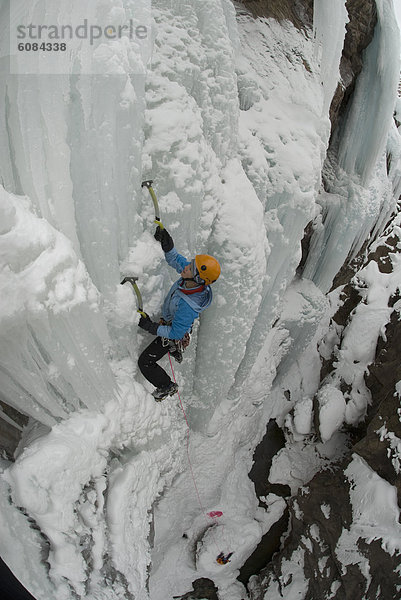 Eis Wasserfall Klettern gefroren