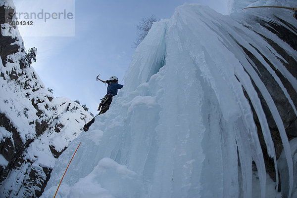 Eis Wasserfall Ansicht Klettern unterhalb gefroren