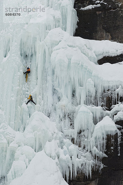 entfernt  nahe  Mann  Eis  Wasserfall  Ansicht  2  jung  klettern  Colorado  Distanz  gefroren  Telluride