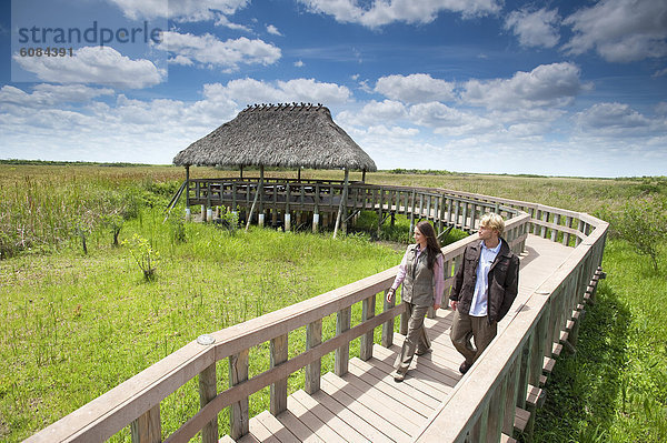 Nationalpark Fröhlichkeit vorwärts spazierengehen spazieren gehen Everglades Nationalpark