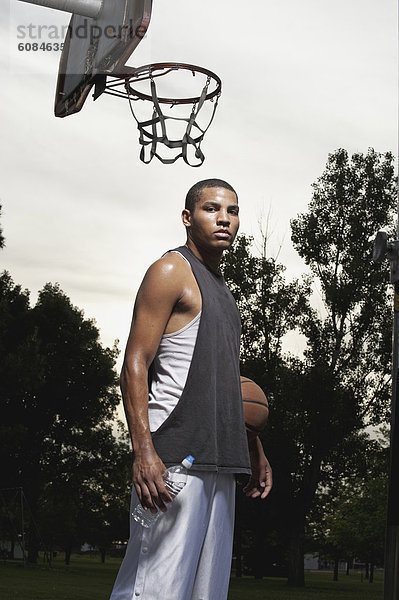 Portrait  Mann  Pose  Basketball  jung  spielen  South Dakota