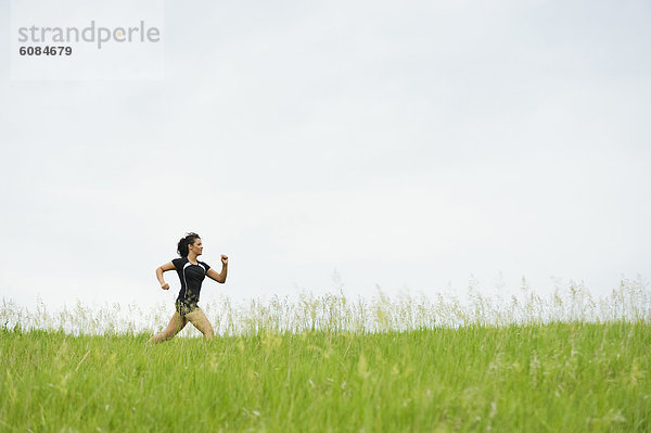 Helligkeit  Frau  folgen  rennen  grün  Feld  jung  Gras  Erdhügel  South Dakota