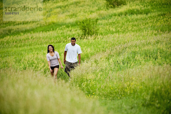 Helligkeit  gehen  folgen  grün  Feld  jung  Gras  Erdhügel  South Dakota