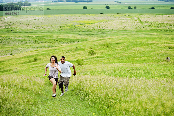 Helligkeit  folgen  rennen  grün  Feld  jung  Gras  Erdhügel  South Dakota